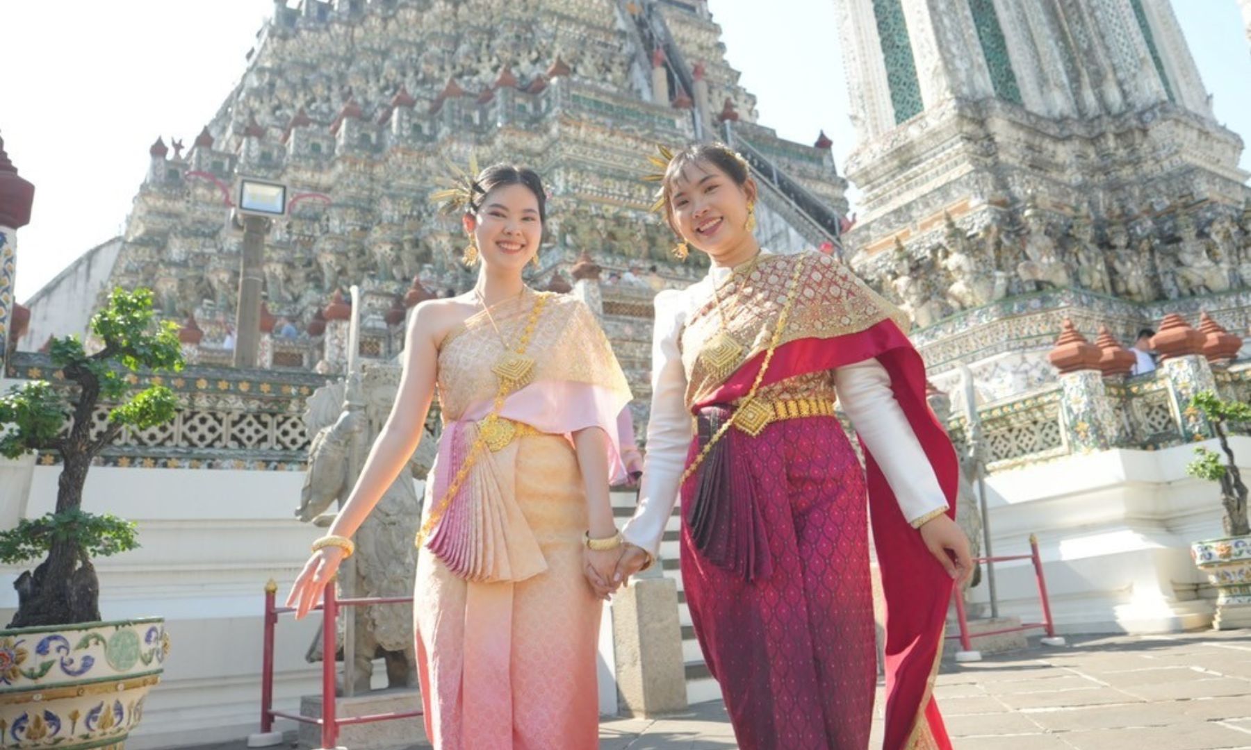 タイ民族衣装で映え旅スタート！「ワット・アルン」からご案内